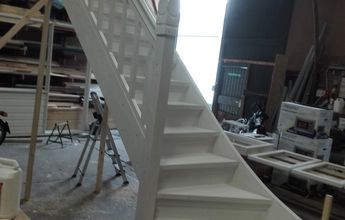 de trap gemaakt en geverfd in de werkplaats