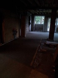 Betonvloer met vloerverwarming in een cementdekvloer